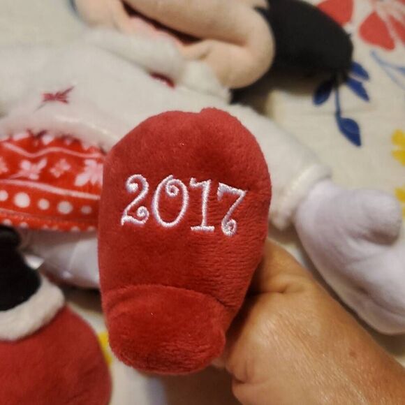 VINTAGE DISNEY STORE 2017 HOLIDAY MINNIE PLUSH - Picture 4 of 7